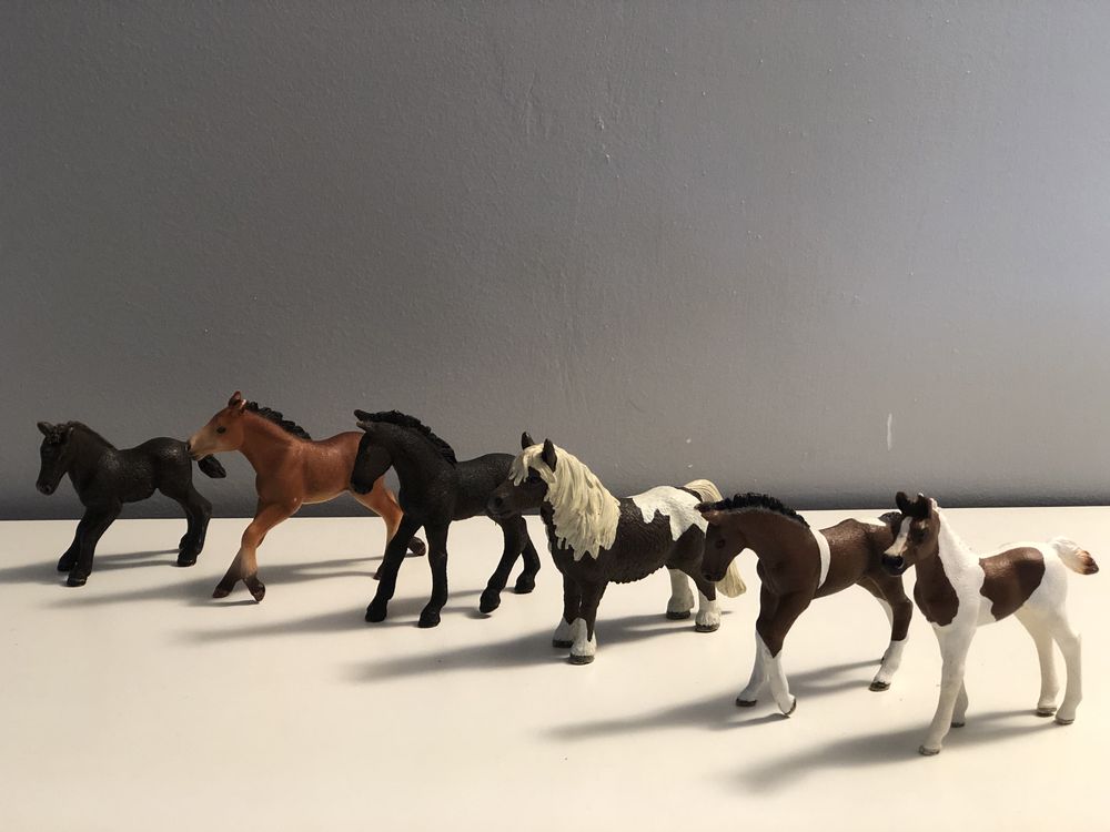 Zestaw konikow firmy Schleich + rekin i kurka