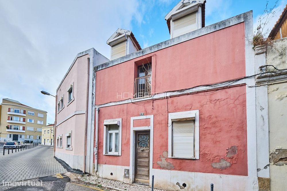 Moradia para reconstrução total em Campolide – Vila Maria