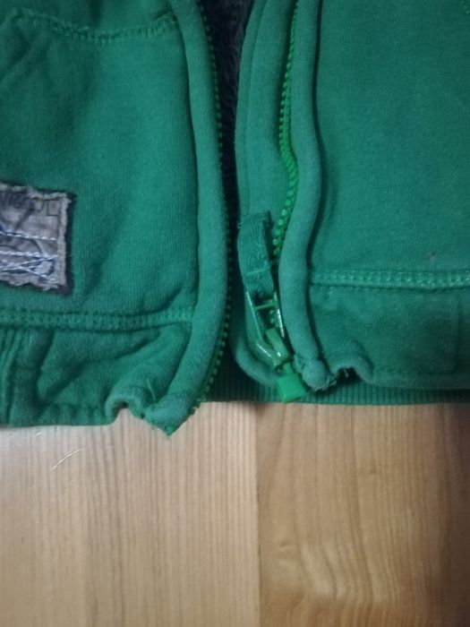 Gruba, ocieplana bluza z kapturem dla dziecka.