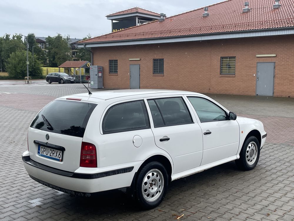 99r Skoda Octavia I 1.6ben 100KM kombi Salon Polska