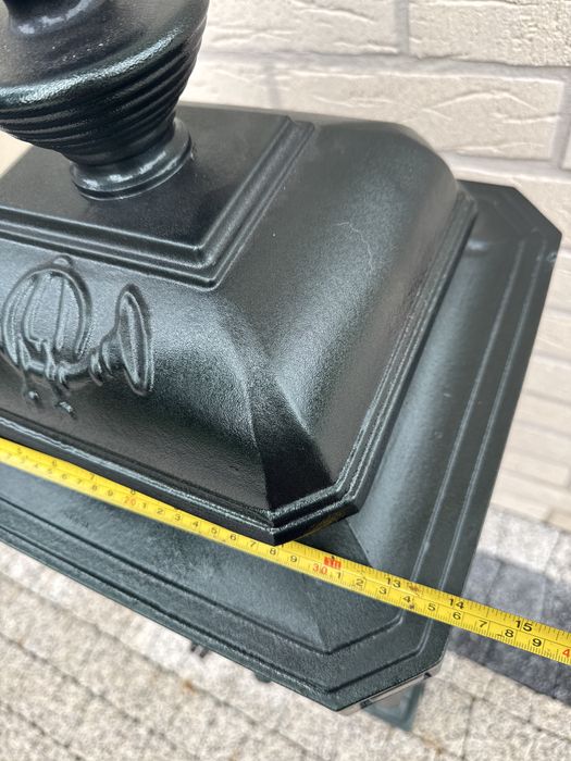 Bogato zdobiona skrzynka na listy wolnostojąca odnowiona