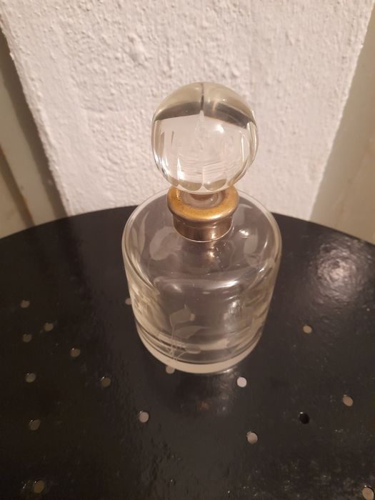 Frascos cristal e golfinho em corno