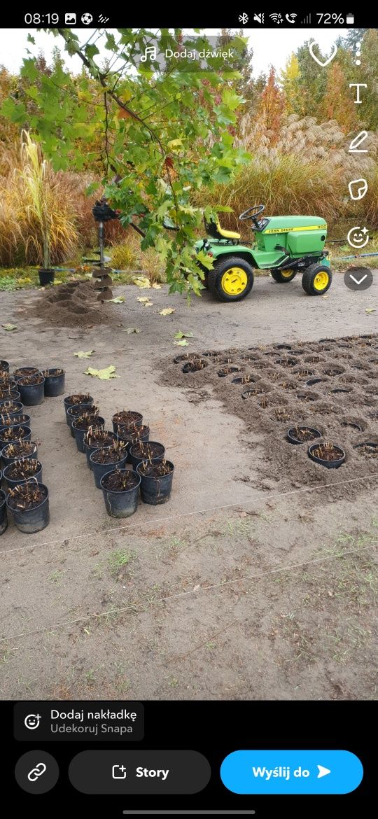 John Deere 300 – traktorek z zamiatarką, wiertnicą, glebogryzarką, kos
