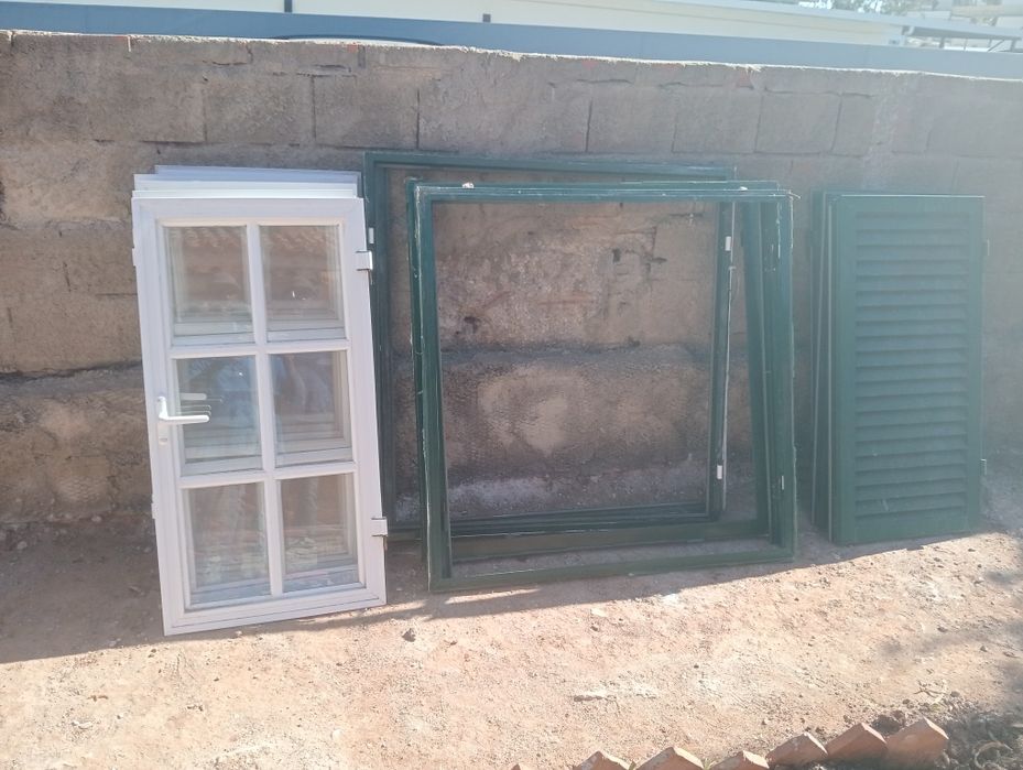 3 janelas e portadas branco e verde