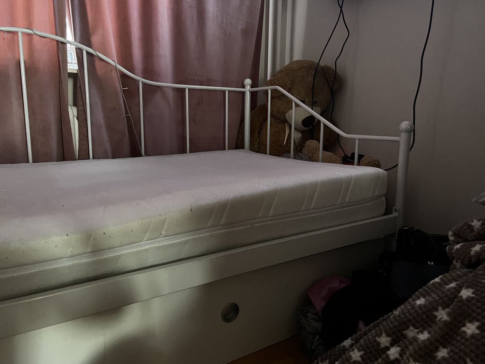 Białe metalowe łóżko