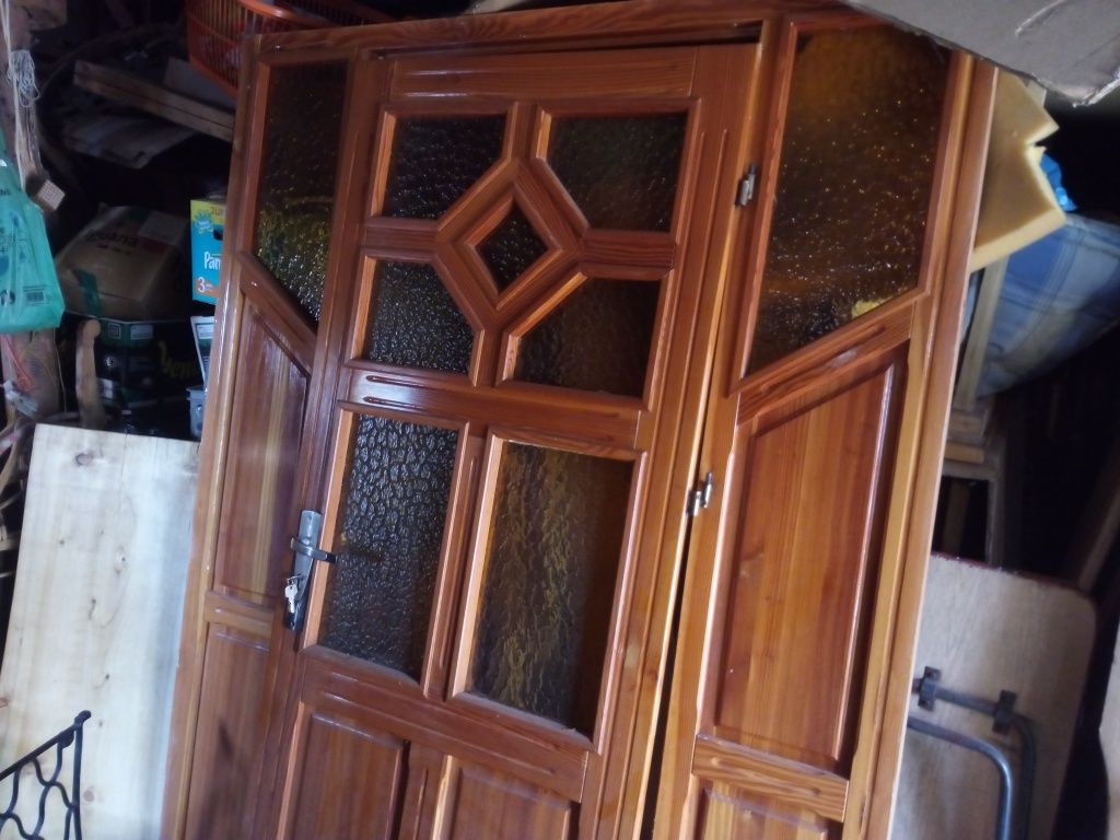Drzwi szklane zewnętrzne, wewnętrzne prawe.