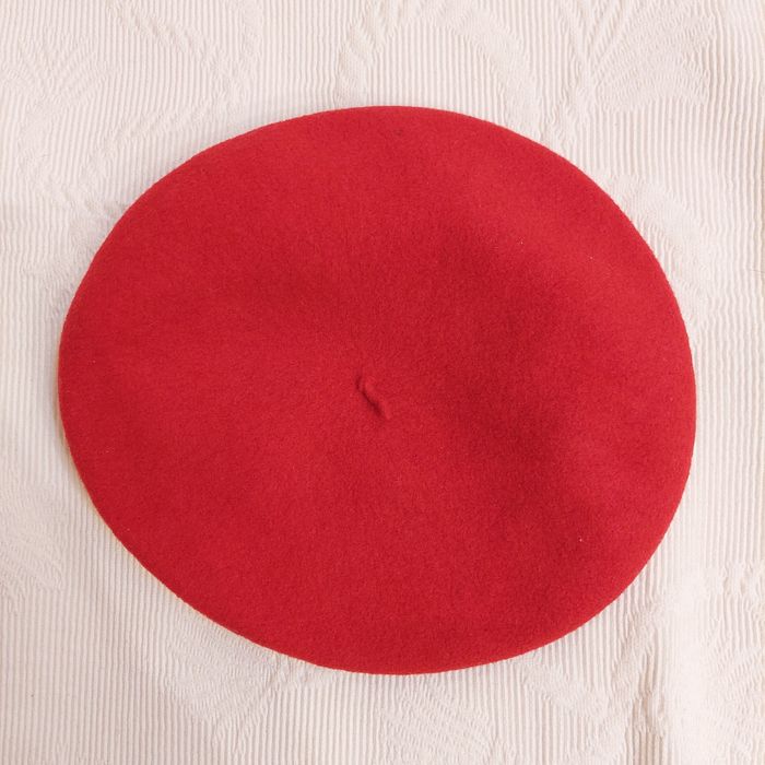 Берети вовняні, молочного і червоного кольору