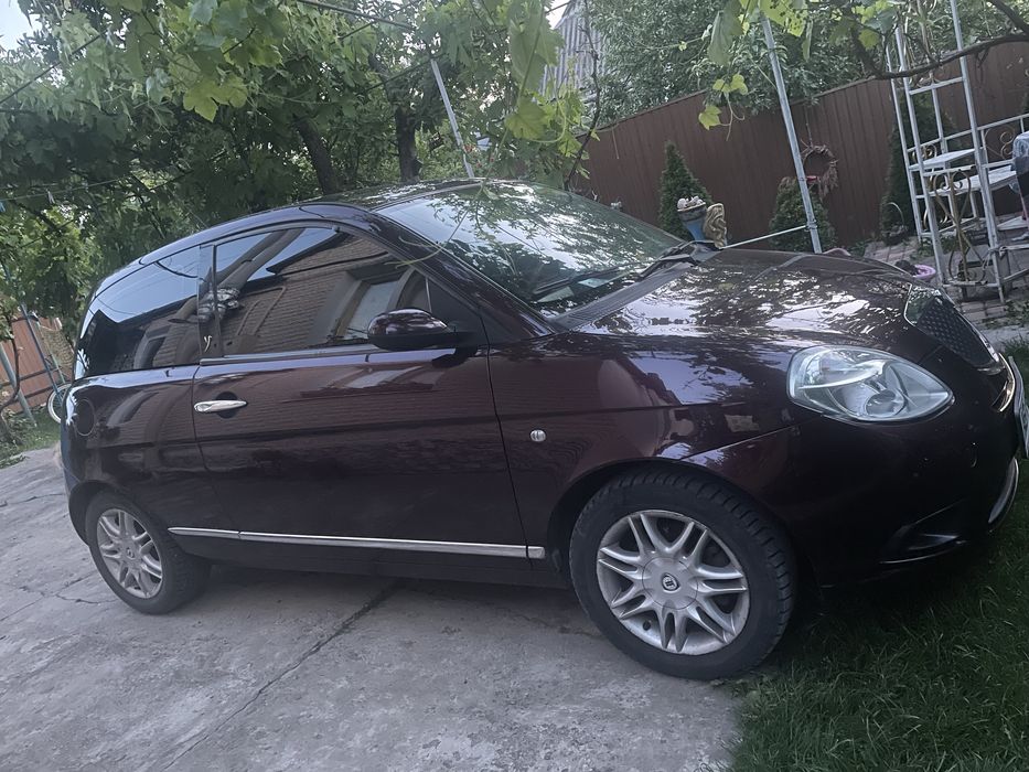 Lancia ypcilon женская машина