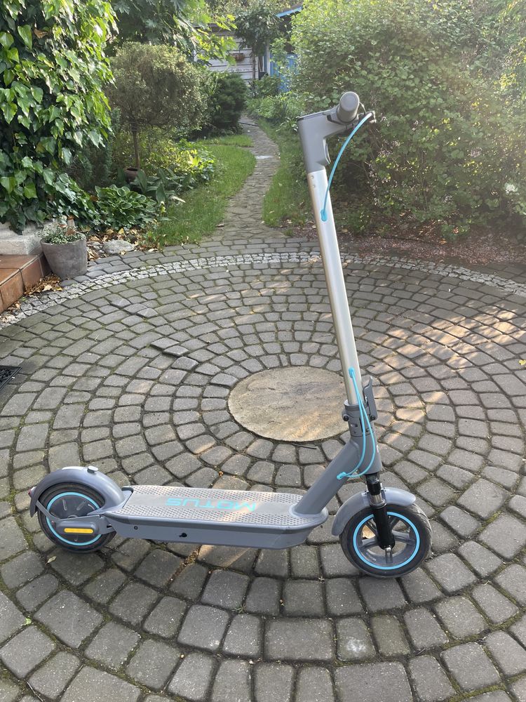 Hulajnoga elektryczna motus na gwarancji.