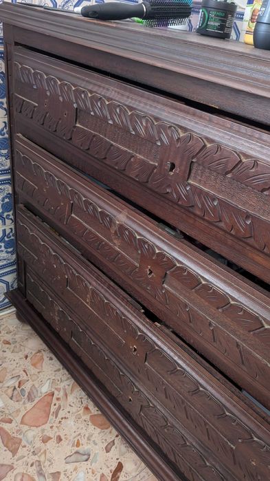 Móvel de madeira c/ 4 gavetas