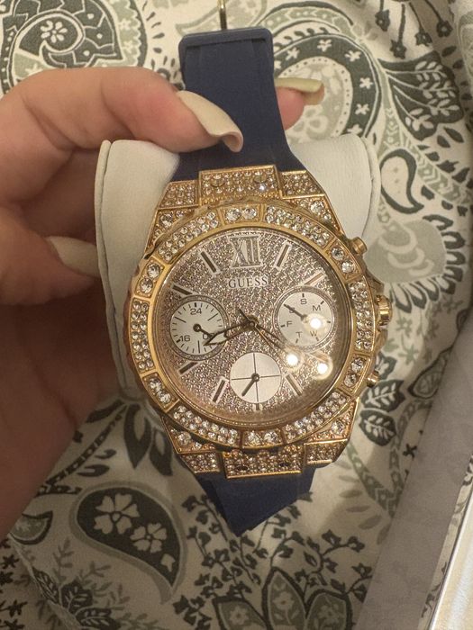 Zegarek GUESS z krysztalkami Swarovskiego
