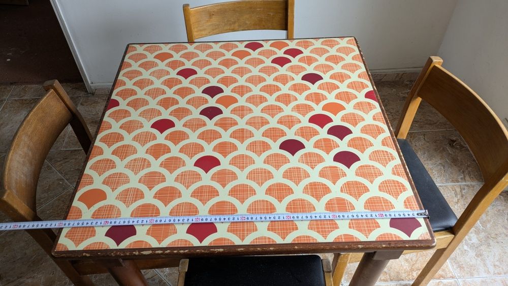 Mesa com 4 cadeiras.