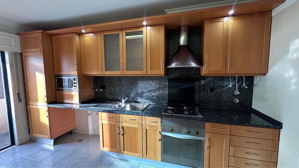 Cozinha usada (armarios e frigorifico)