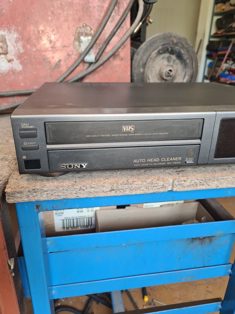 Video magnetowid odtwarzacz Sony SLV-282ee uszkodzony plus kable