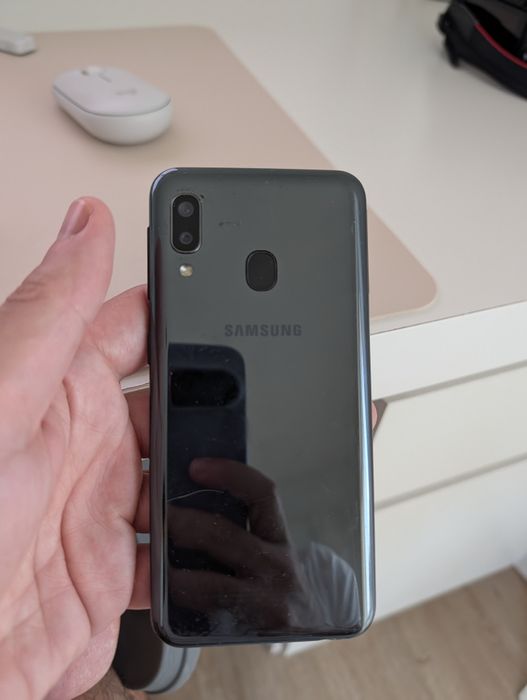 Samsung Galaxy A20e com ecrã rachado