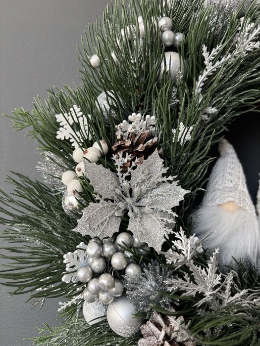 Świąteczny wieniec bożonarodzeniowy na drzwi z krasnalami, wianek