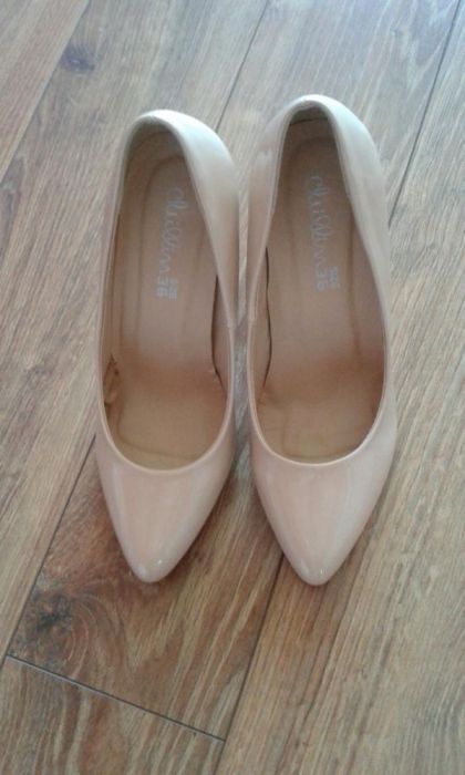 Lakierowane czółenka Cropp