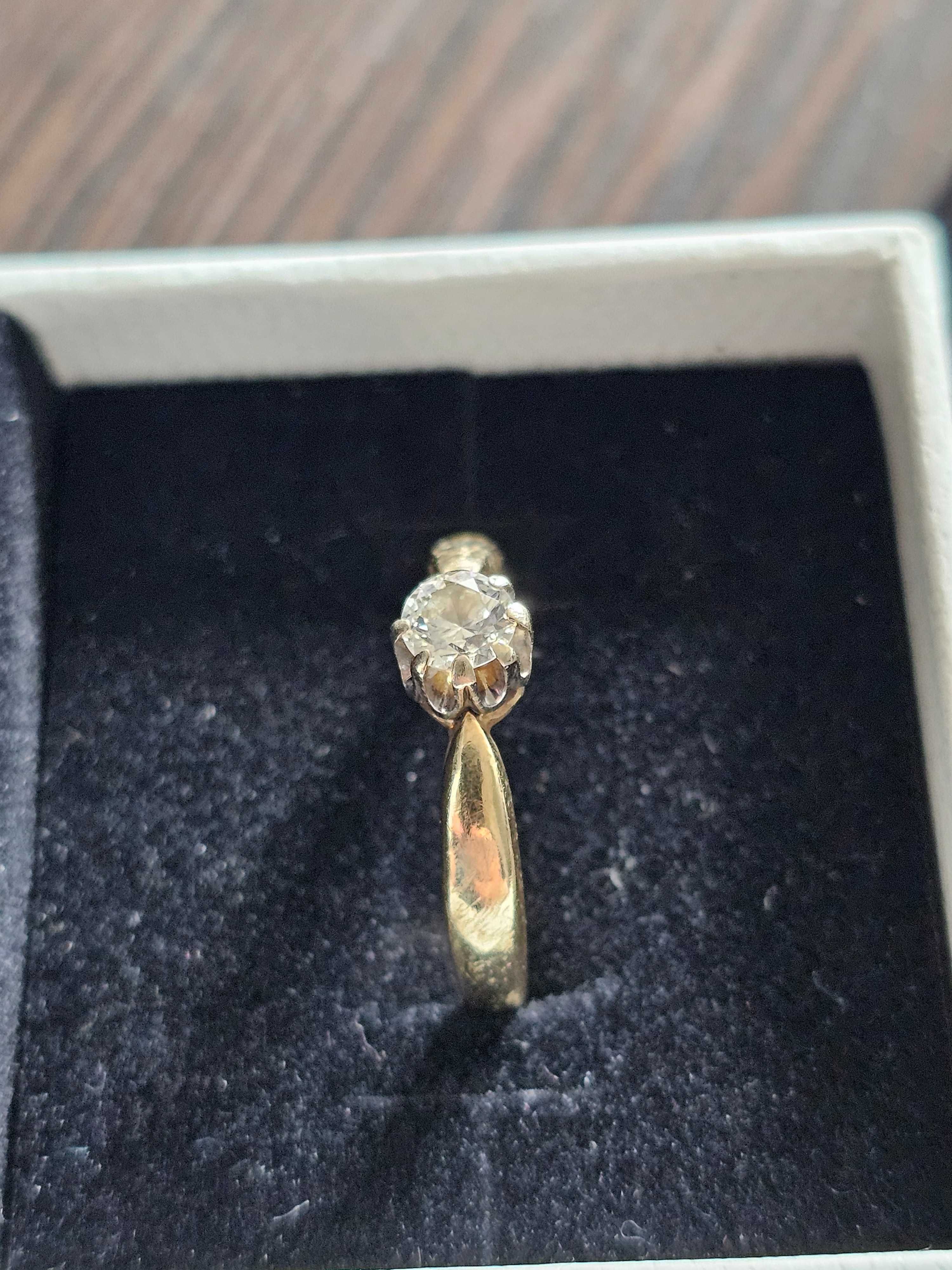 Złoty pierścionek z diamentem o szlifie brylantowym. Cert. HRD Antwerp