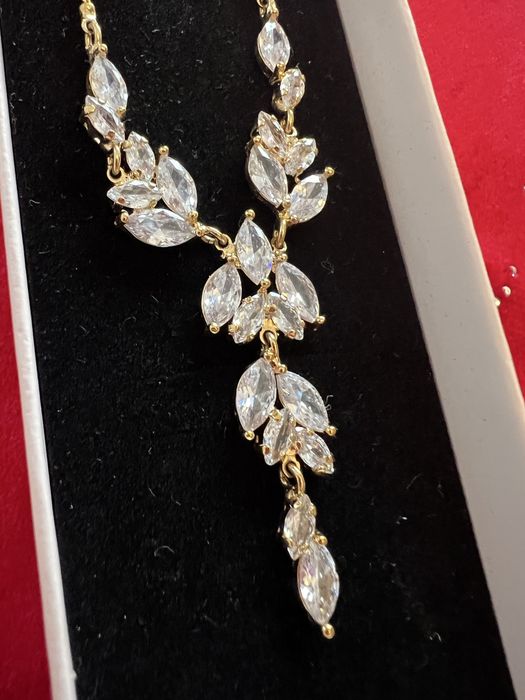 Ślubny naszyjnik w kolorze złotym i z szklanymi listkami