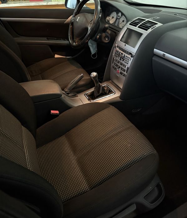 Peugeot 407 cinza claro