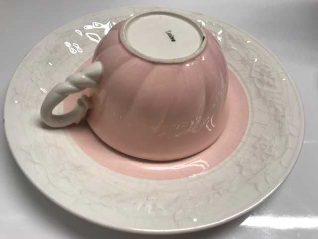 Różowo-biała zabytkowa porcelanowa filiżanka
