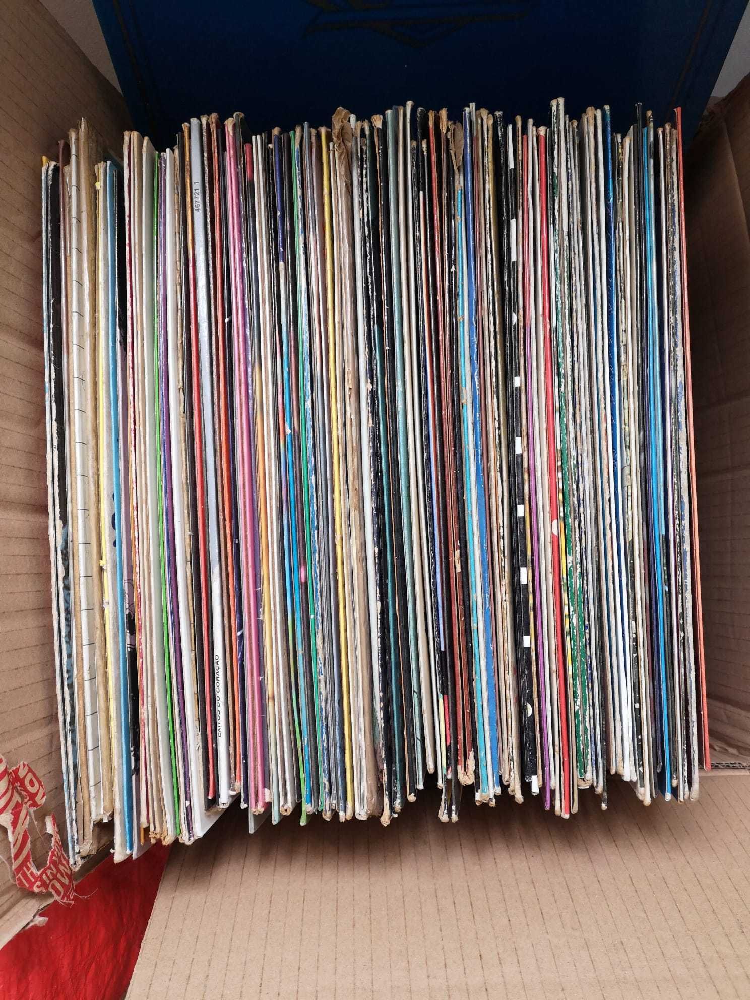 Conjunto de 90 LPs + 224 singles + 1 caixa com 8 LP's!