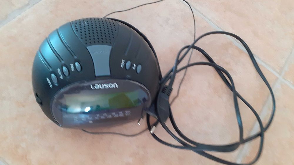 Rádio despertador, alimentação tomada 220V ou pilha 9V.