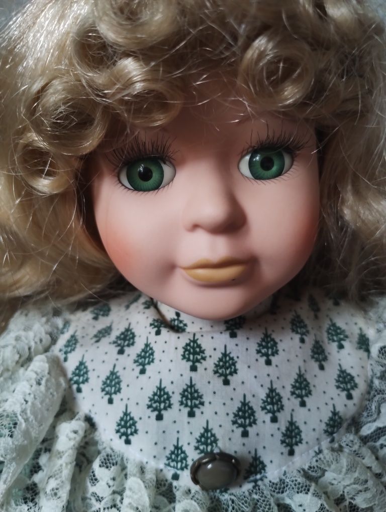 Lalka porcelanowa na stojaku 40 cm, kolekcjonerska, antyk