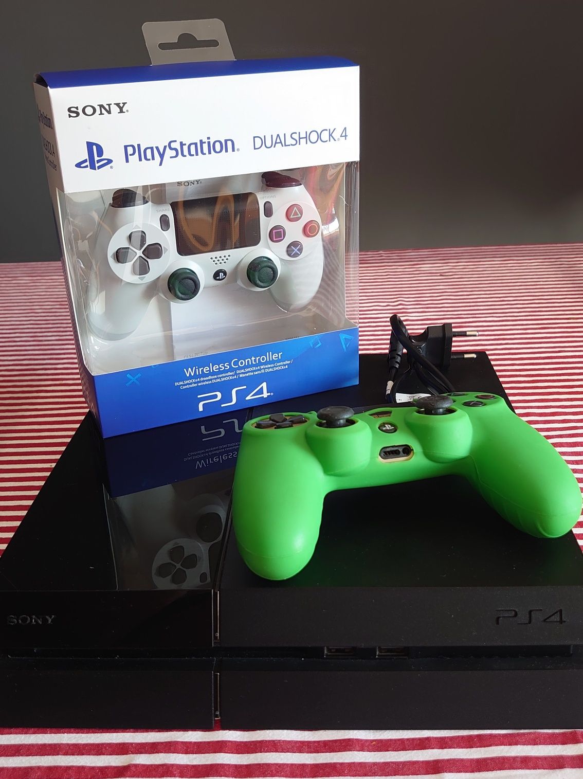 PlayStation 4 – 500GB + 2 comandos (1 novo) + extras