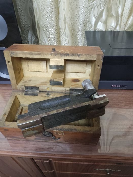 Брусковий рівень із мікрометричною подачею