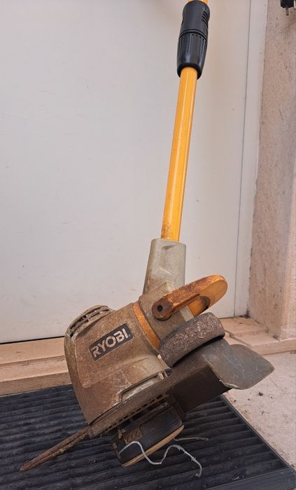 Aparador de relva elétrico