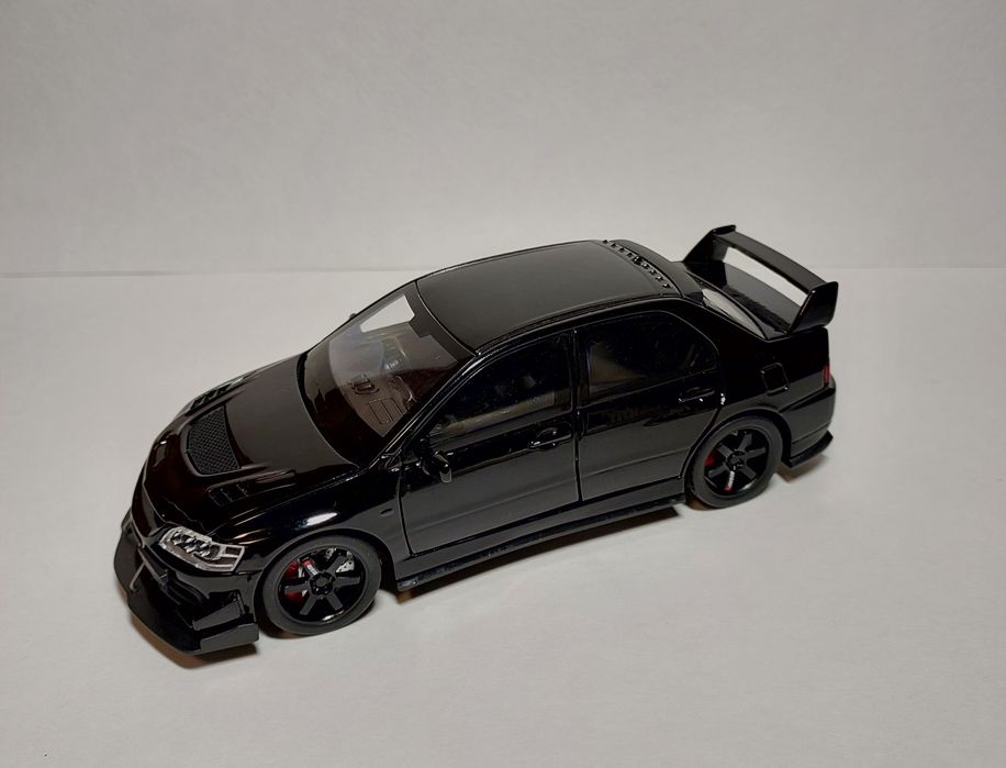 Моделька новая автомобиля Mitsubishi Lancer 1:32