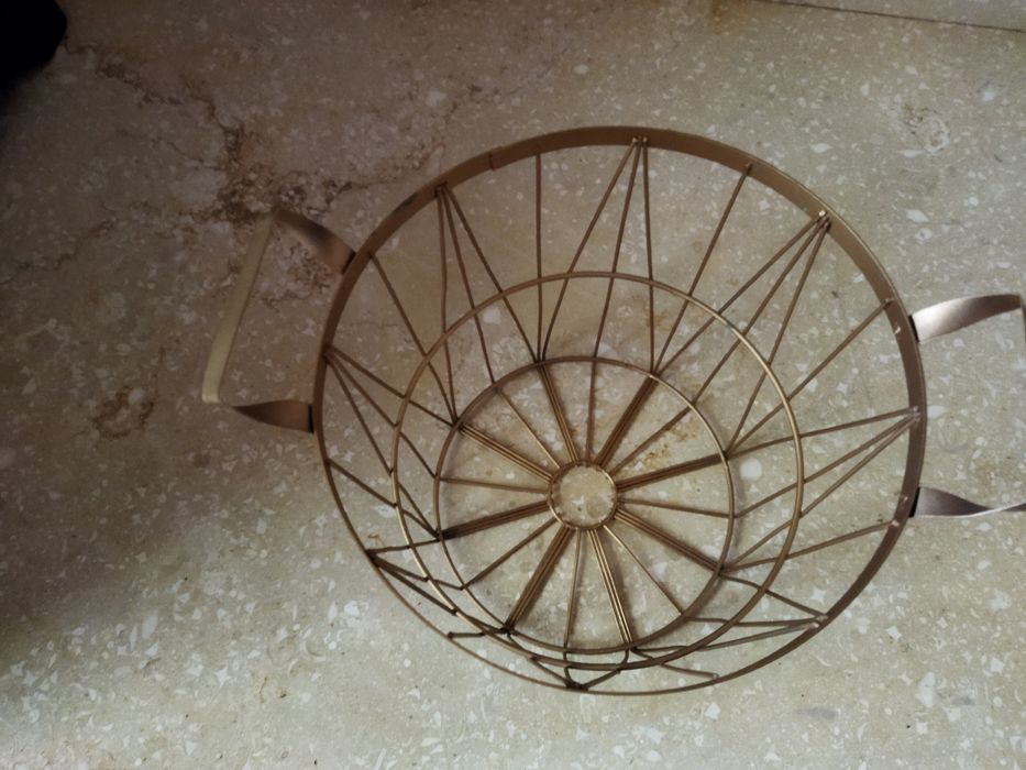 Cesto metálico dourado