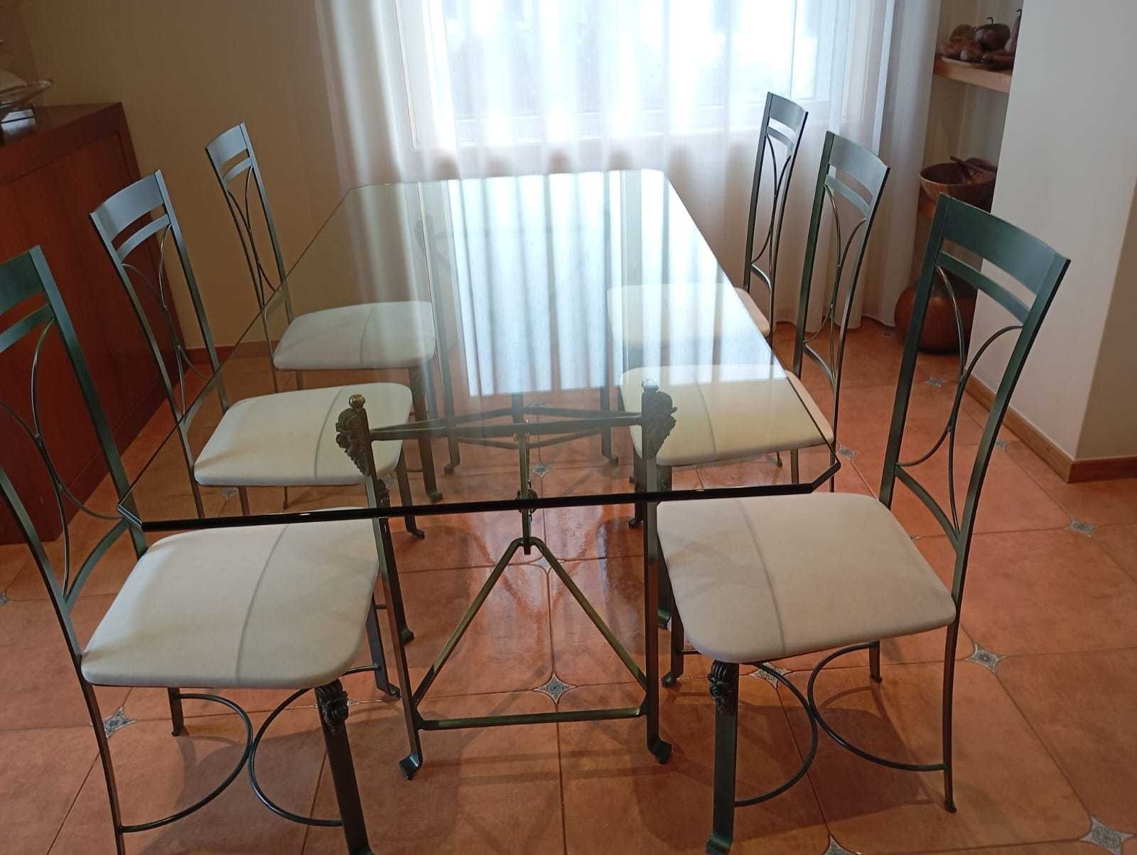 Mesa de sala de jantar (cadeiras incluídas) e mesa de apoio