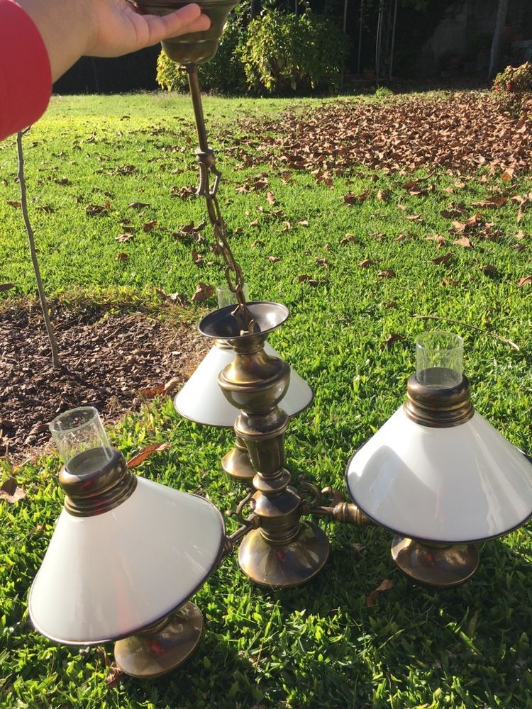 3 candeeiros branco vintage tipo candelabro antigo com suporte dourado