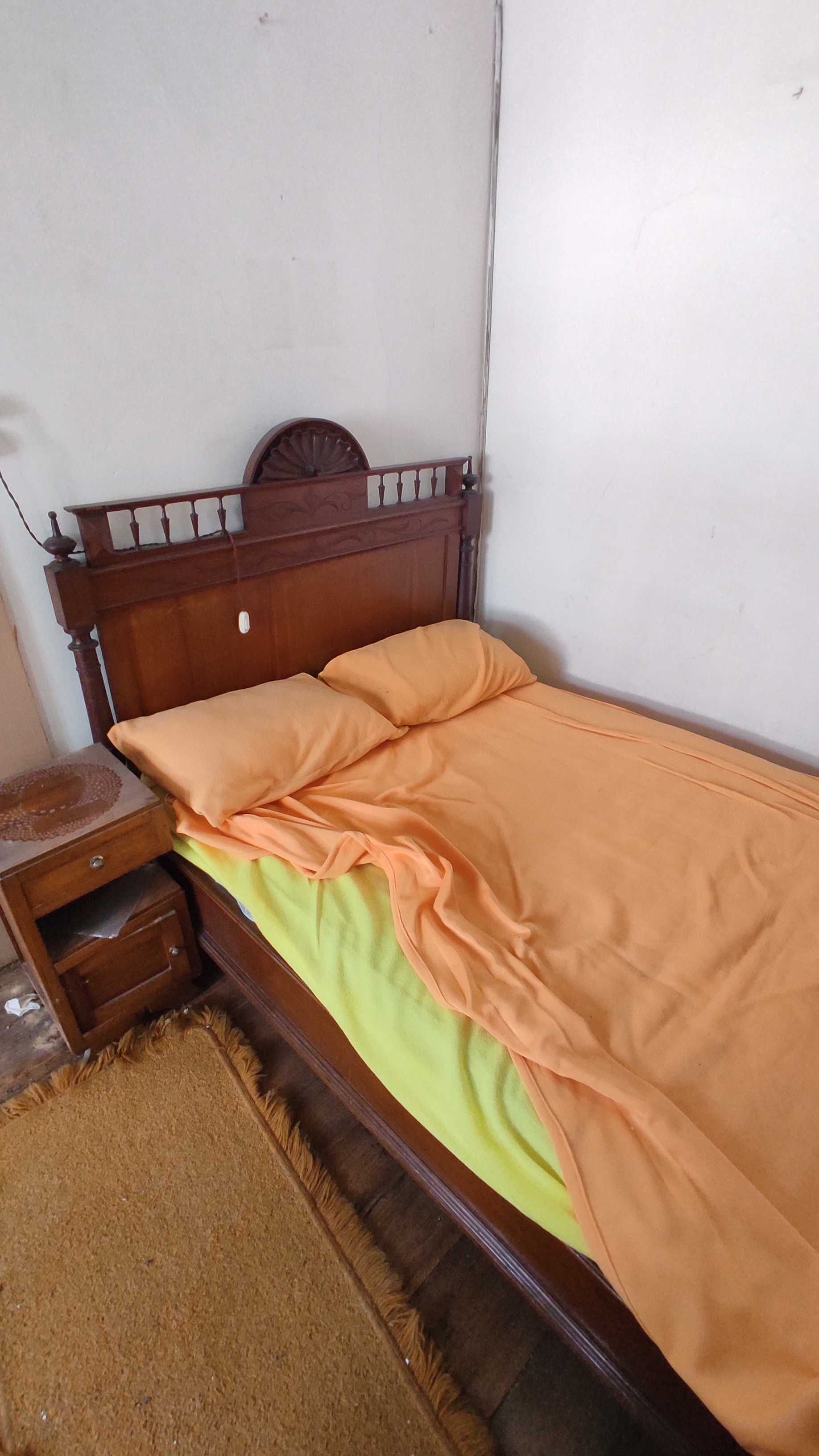 Cama antiga em madeira.