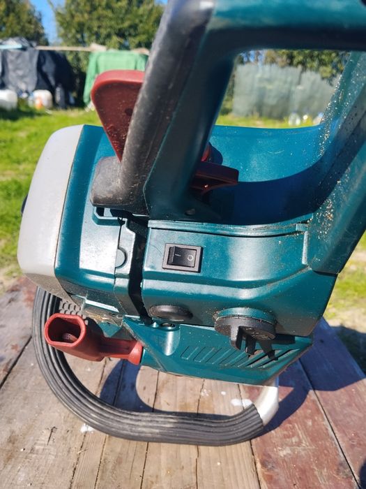 Motoserra a trabalhar em bom estado.