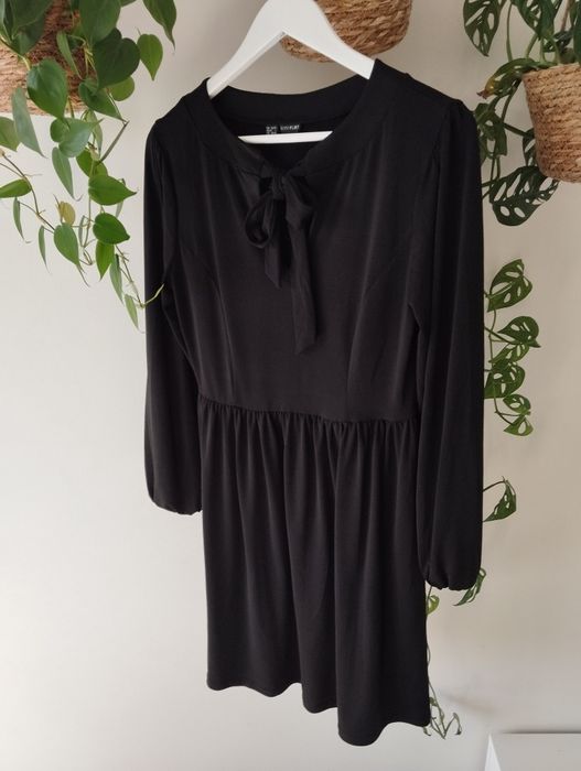 Sukienka z lejącego materiału, elegancka, do biura, długi rękaw, z prz