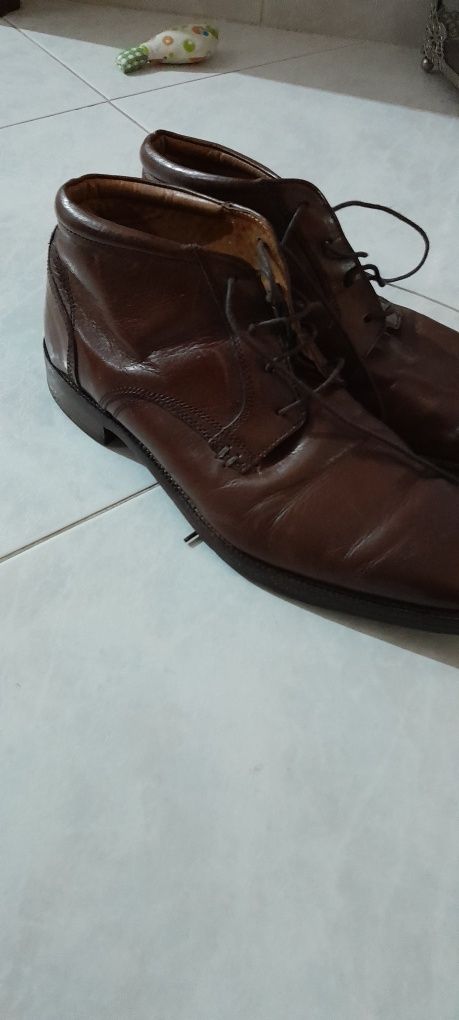 Vendo botas em pele verdadeira de marca,foreva