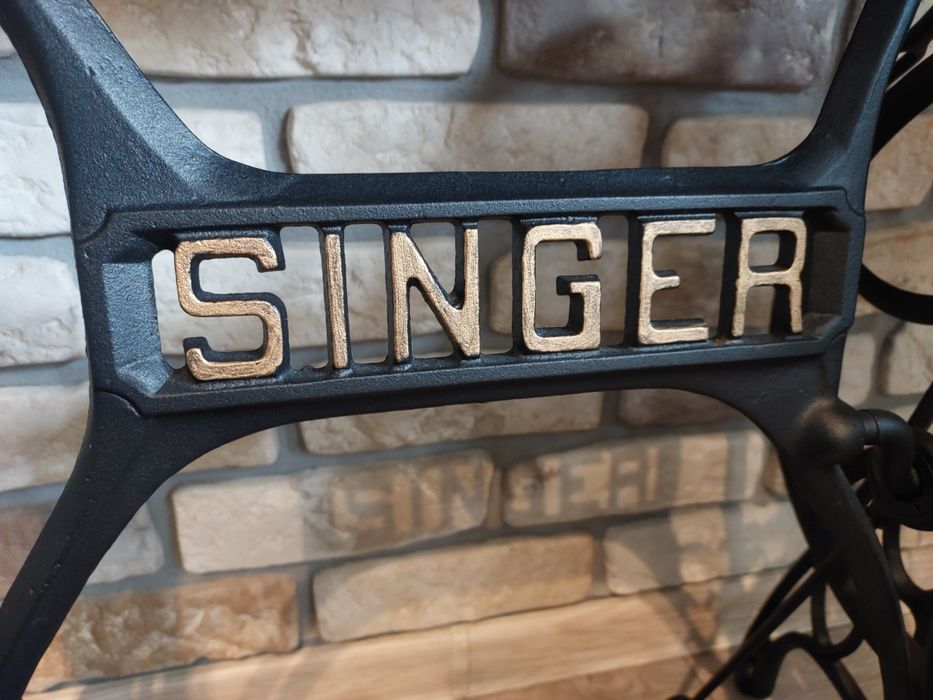 Stolik biurko  blat lite drewno na starej maszynie Singer
