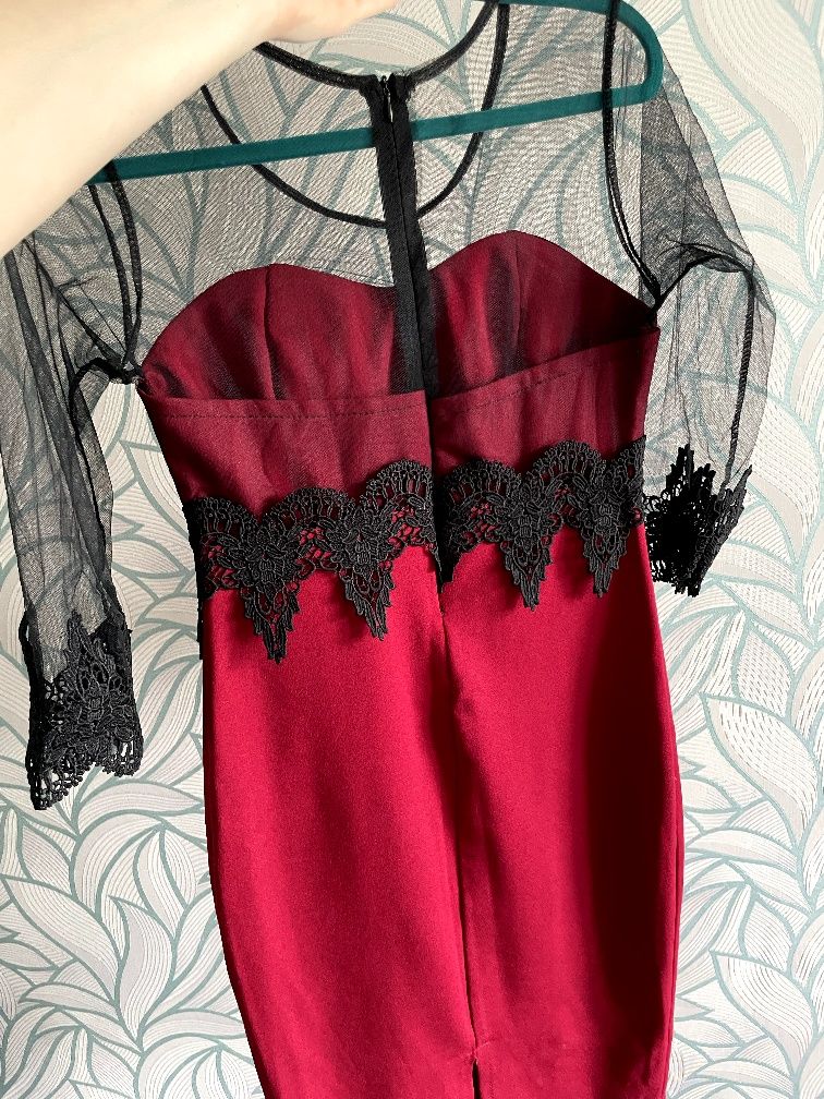 Сукня червона з чорним міді