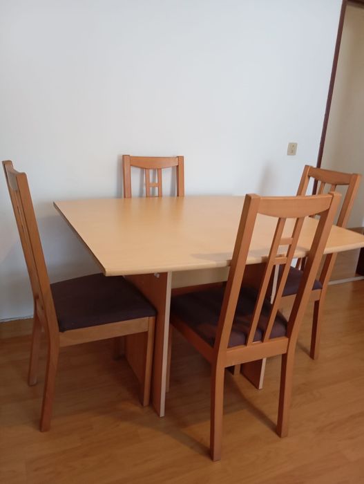Mesa de jantar com 4 cadeiras