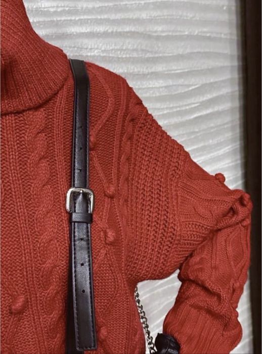 Красный удлиненный свитер с воротником платье