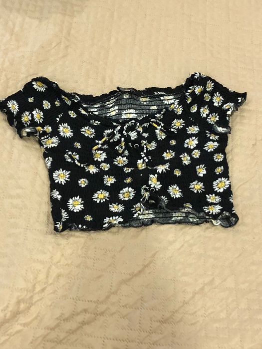 Camisola preta com pormenores de margaridas
