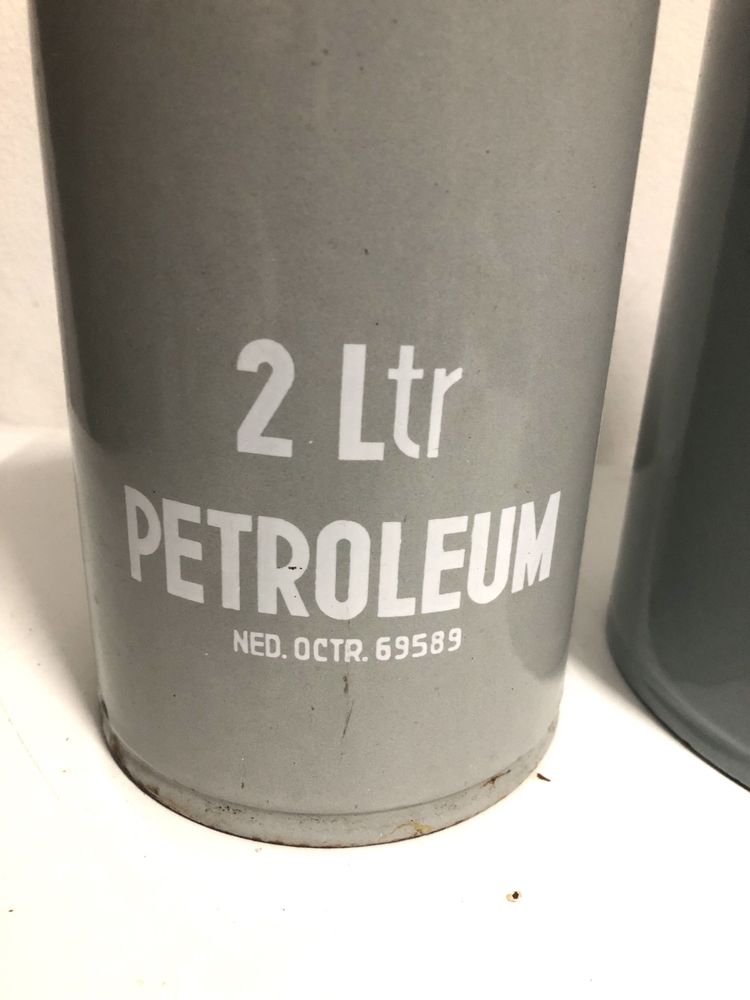 Par de latas antigas de petroleo