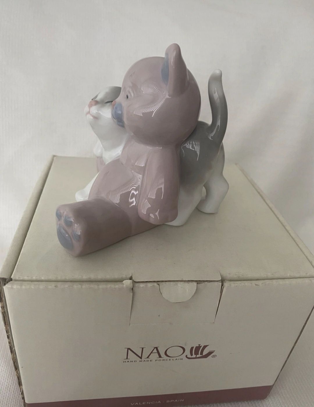 Figurka NAO Lladró kotek z misiem przyjaciele 25 cm