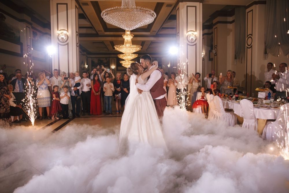 Важкий дим,  конфеті,  холодні вогні