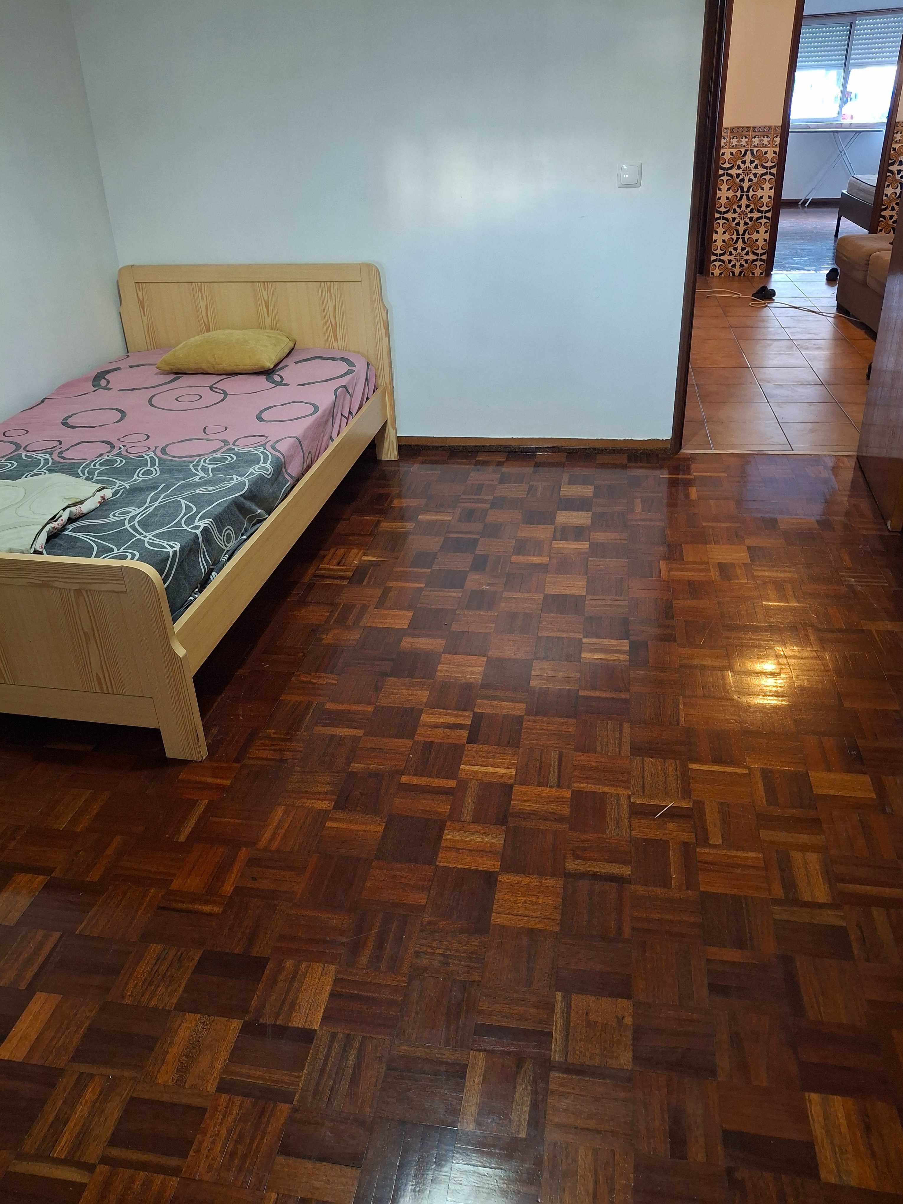 Alugo quarto em amora