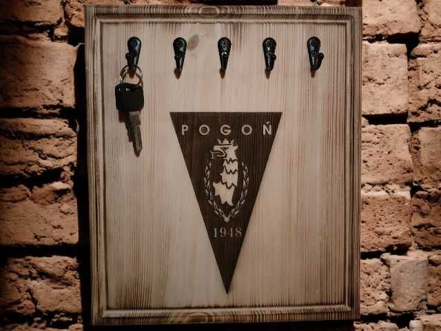 Wieszak uchwyt na klucze z drewna, z grawerem - Pogoń Szczecin