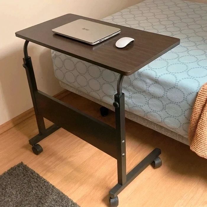 Mobilny stolik pod laptopa z regulacją wysokości na kółkach